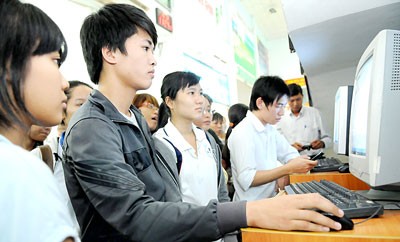 Passengers booking online Tet train tickets at computers in Saigon Railway Station (Photo: SGGP) Passengers booking online Tet train tickets at computers in Saigon Railway Station (Photo: SGGP)